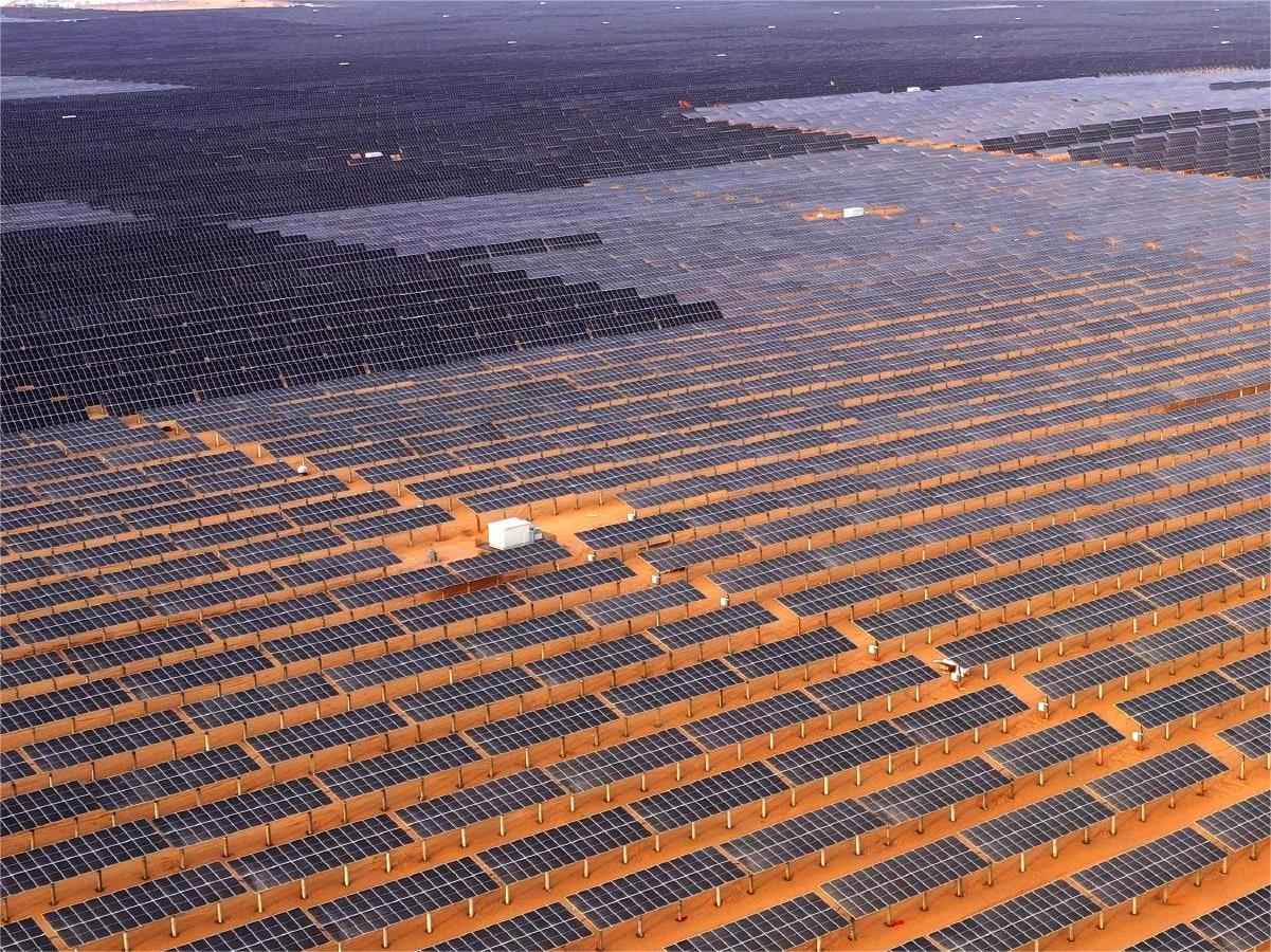 Projeto de energia solar conectada à rede de 45 MW em uma região desértica (Ningxia, China)